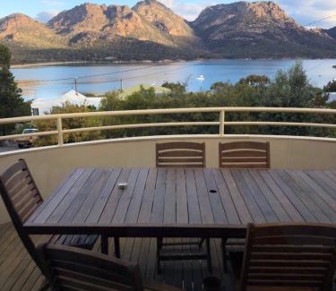 Coles Bay House | Beachfront Escape at Freycinet Beach House with Ocean Views