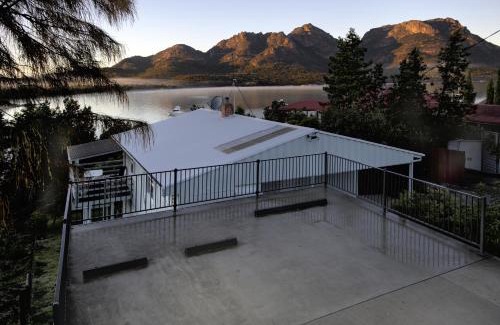 Coles Bay House | Beachfront Retreat at Freycinet: Ocean View & Family Friendly