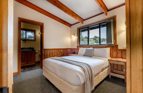 Coles Bay Ski Chalet | Discover Freycinet Cottage 1 - A Family-Friendly Retreat