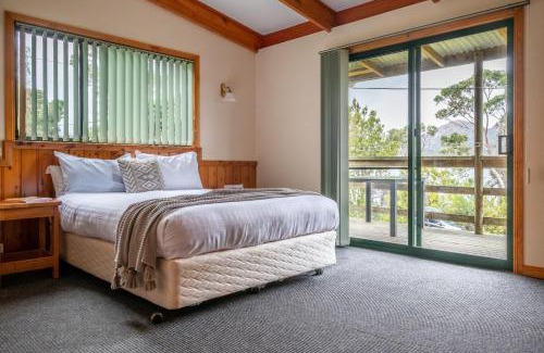 Coles Bay Ski Chalet | Accessible Freycinet Cottage 2 – Family-Friendly Retreat