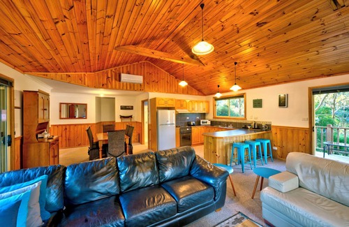 Coles Bay House | Nature Retreat: Free WiFi, Wood Fire & Oceanfront Views