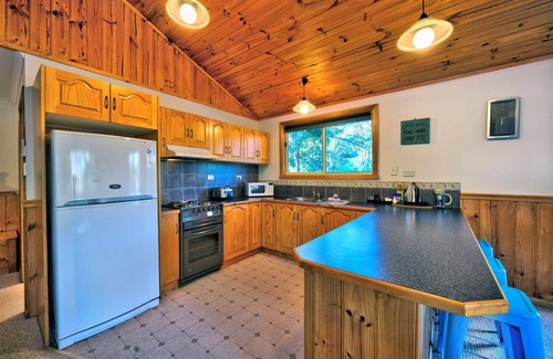 Coles Bay House | Nature Retreat: Free WiFi, Wood Fire & Oceanfront Views