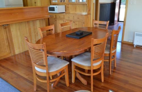 Coles Bay House | Relaxing Freycinet Sands: 4-Star Family-Friendly Escape