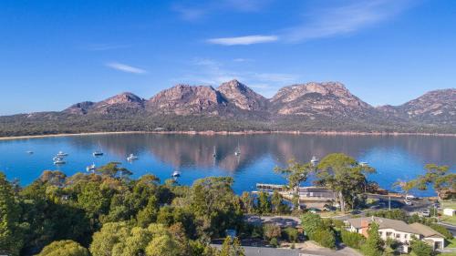 Coles Bay Apartment | Inviting Freycinet Stone Studio 6 - Mica with Family-Friendly Amenities