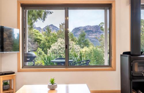 Coles Bay Apartment | Inviting Freycinet Stone Studio 6 - Mica with Family-Friendly Amenities