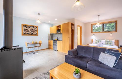 Coles Bay Apartment | Inviting Freycinet Stone Studio 6 - Mica with Family-Friendly Amenities