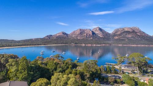 Coles Bay Apartment | Oceanfront Freycinet Stone Studio 7 - Quartz with Views