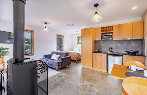 Coles Bay Apartment | Oceanfront Freycinet Stone Studio 7 - Quartz with Views