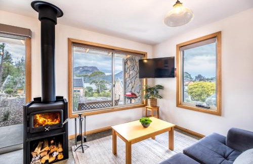 Coles Bay Apartment | Oceanfront Freycinet Stone Studio 7 - Quartz with Views