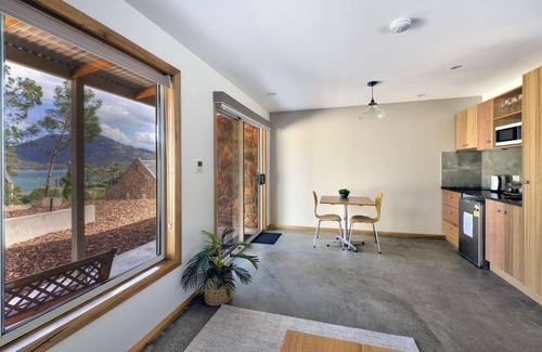 Coles Bay House | Freycinet Stone Studio 8: Rated 9.4 with Spa & Dining