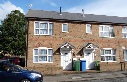 Sittingbourne House | Comfortable Friars Walk: 2BR, Fast Wi-Fi & Private Parking