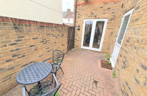 Sittingbourne House | Comfortable Friars Walk: 2BR, Fast Wi-Fi & Private Parking