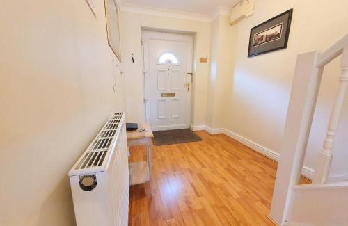 Sittingbourne House | Comfortable Friars Walk: 2BR, Fast Wi-Fi & Private Parking