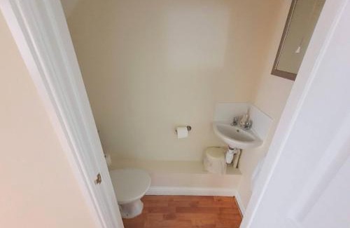 Sittingbourne House | Comfortable Friars Walk: 2BR, Fast Wi-Fi & Private Parking