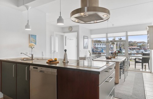 Hasle House | Fridhild: Oceanfront Retreat with Spa and Kitchen