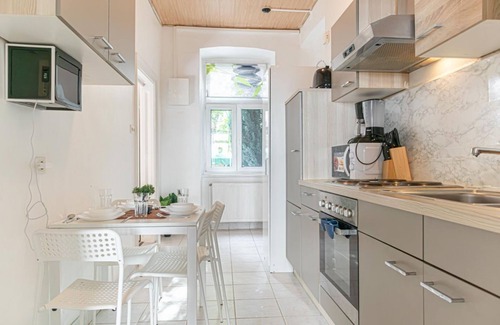 Meidling Apartment | Cozy 2BR Apartment Steps from U6 Station am Schöpfwerk