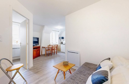 Ecartelee-Bonabry-Orieres-Paron Apartment | Cozy Apartment with Spa & Kitchen in Fougeres Town Center