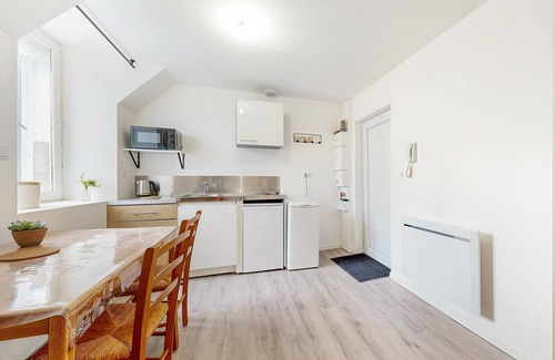 Ecartelee-Bonabry-Orieres-Paron Apartment | Cozy Apartment with Spa & Kitchen in Fougeres Town Center
