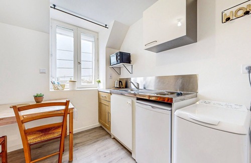 Ecartelee-Bonabry-Orieres-Paron Apartment | Cozy Apartment with Spa & Kitchen in Fougeres Town Center