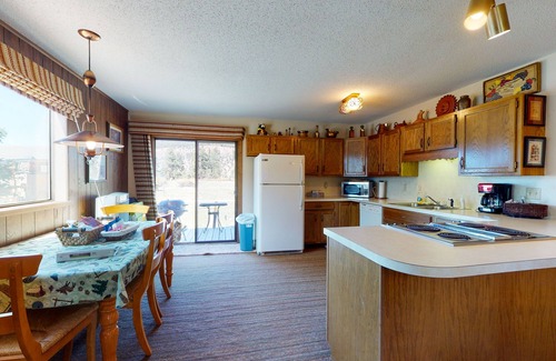 Ponderosa Pines Cabin | Cozy Cabin with WiFi & Wood-Burning Stove Near Rio Grande