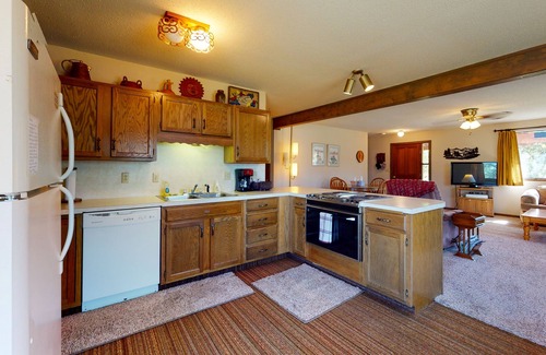 Ponderosa Pines Cabin | Cozy Cabin with WiFi & Wood-Burning Stove Near Rio Grande