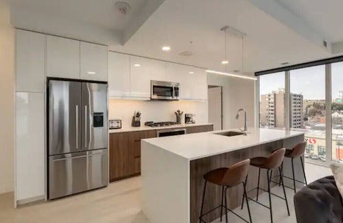 Sunnyside Condo | Welcoming City Suite in Kensington with Family Amenities