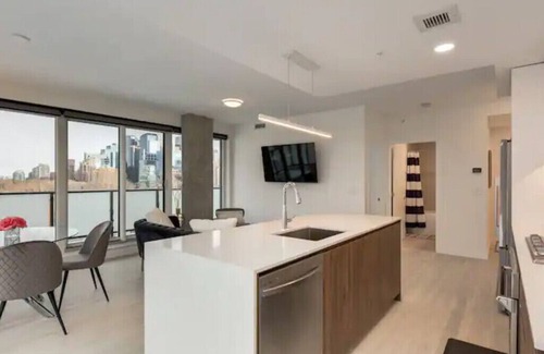 Sunnyside Condo | Welcoming City Suite in Kensington with Family Amenities
