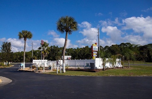 Edgewater House | Inviting Boutique Motel 6 with Pool & Pet-Friendly Stays