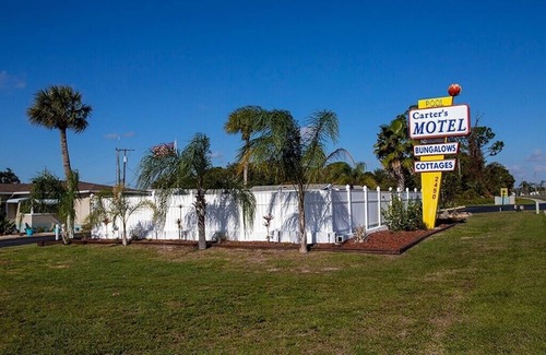 Edgewater House | Inviting Boutique Motel 6 with Pool & Pet-Friendly Stays