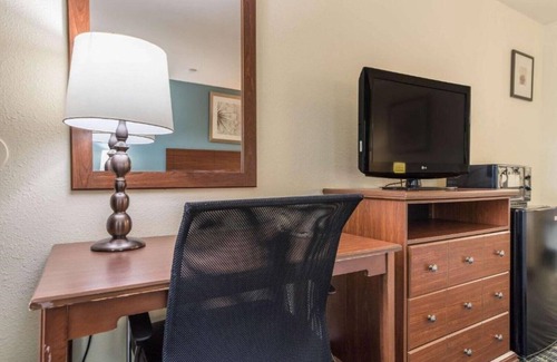 Lake Hills House | Welcoming Stay with Spa and Breakfast in Bellevue, WA