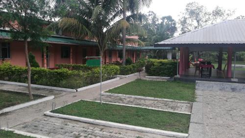 Kilinochchi Hotel | Discover Friends Paradise with Ocean View and Pool Access