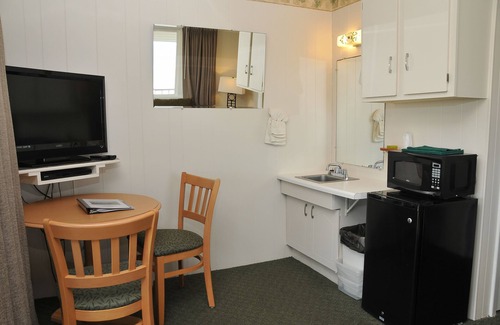 Old Orchard Beach Hotel | Oceanfront Suites at Friendship: Rated 9/10 with Pool & Breakfast