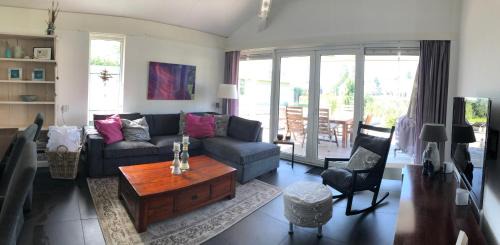 Makkum House | Oceanfront Retreat at Friesche Zusje, Pet-Friendly Comfort