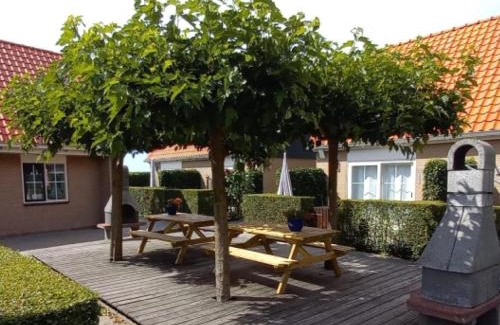 Ameland Ski Chalet | Discover De Friese Antillen: Ocean View & Pet Friendly Stay