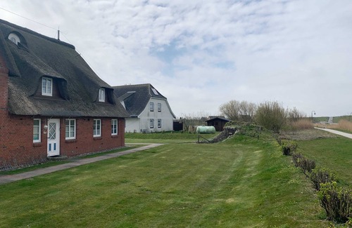 Norderhafen Cottage | Friesenhof am Deich: Pet-Friendly Ocean View Retreat