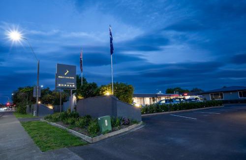 Hastings Hotel | Pet-Friendly Frimley Lodge Motel with Pool & Kitchen Access