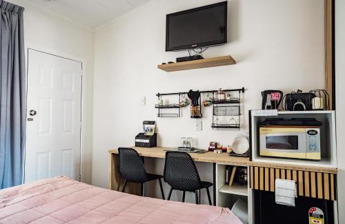 Hastings Hotel | Pet-Friendly Frimley Lodge Motel with Pool & Kitchen Access