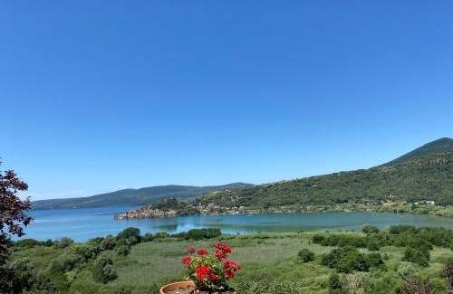 Lake Bracciano Apartment | Oceanfront Fringiulì House: Guest Rated 9.2 with Pool
