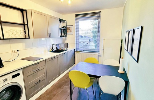 Woltmershausen Apartment | Modern 2-Room Apartment with Family-Friendly Amenities