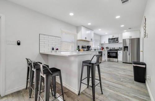 Frisco House | Frisco 4-bedrooms Getaway Hometel with Spa and Outdoor Kitchen