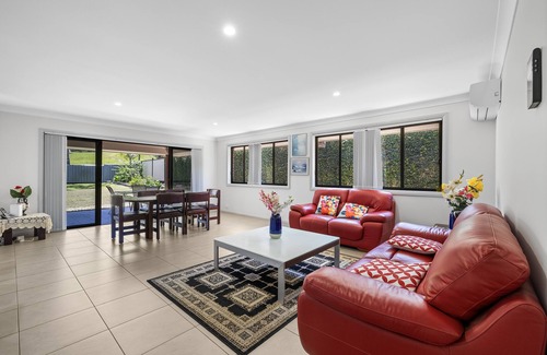 South West Rocks House | Discover Fritzy's Oasis: Pet-Friendly Retreat with Breakfast