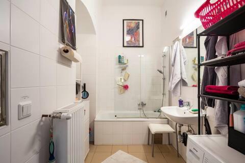 Ottakring House | Family-Friendly Getaway with Hot Tub at FRO-MEDIA