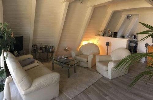 Nordseebad Burhave House | Family-Friendly Frog Prince Modern Retreat with Kitchen Access