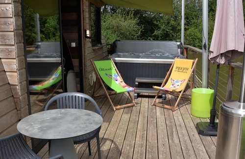 Chablis Cabin | Immerse in Frogs Floating Cabin with Private Spa Experience