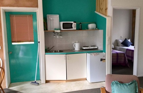 Goughs Bay Cottage | Guest Rated 9.4: Frogsong Strawbale Cottage with Breakfast