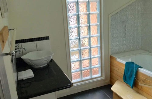 Goughs Bay Cottage | Guest Rated 9.4: Frogsong Strawbale Cottage with Breakfast