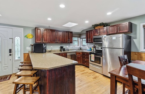 Oxbow House | Tranquil Retreat: 4BR with Kayaks & Pet-Friendly Amenities
