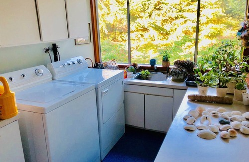 Central Saanich House | Discover Butchart and Beaches at Your Ideal Oceanfront Retreat