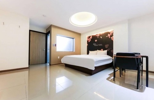 Chinjam Hotel | Discover Comfort at H Sum Hotel Yuseong Branch