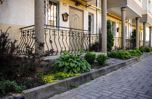 Svetlogorsk Bed & Breakfast | Perfect Getaway at From Home to Home B&B with Pool Access